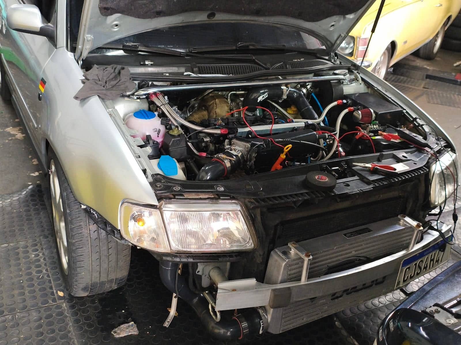 Motor do Audi A3 aberto durante o serviço, foto do cliente