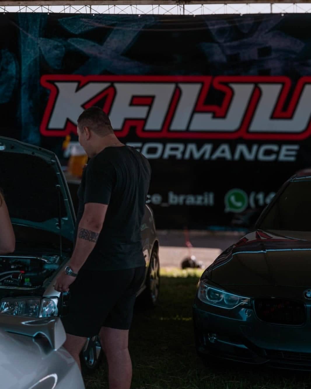 Estande da Kaiju Performance com carro de capô aberto