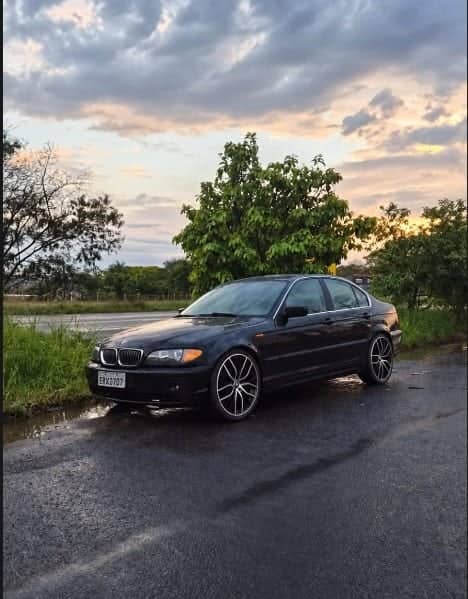 BMW Série 3 (E46) preta parada na estrada ao entardecer